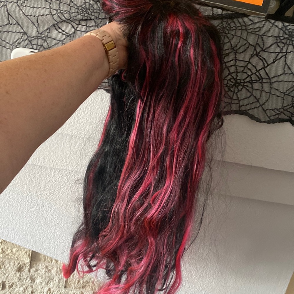 Red/black wig - Picture 2 of 9